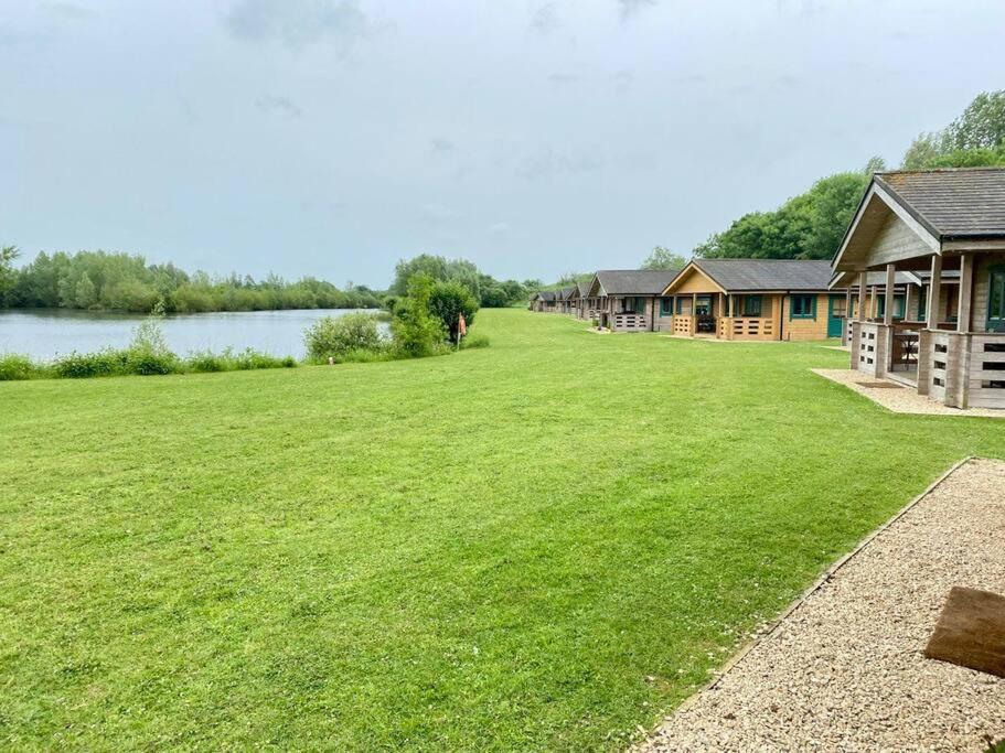 Lilly Lodge, Lake Pochard South Cerney Ngoại thất bức ảnh