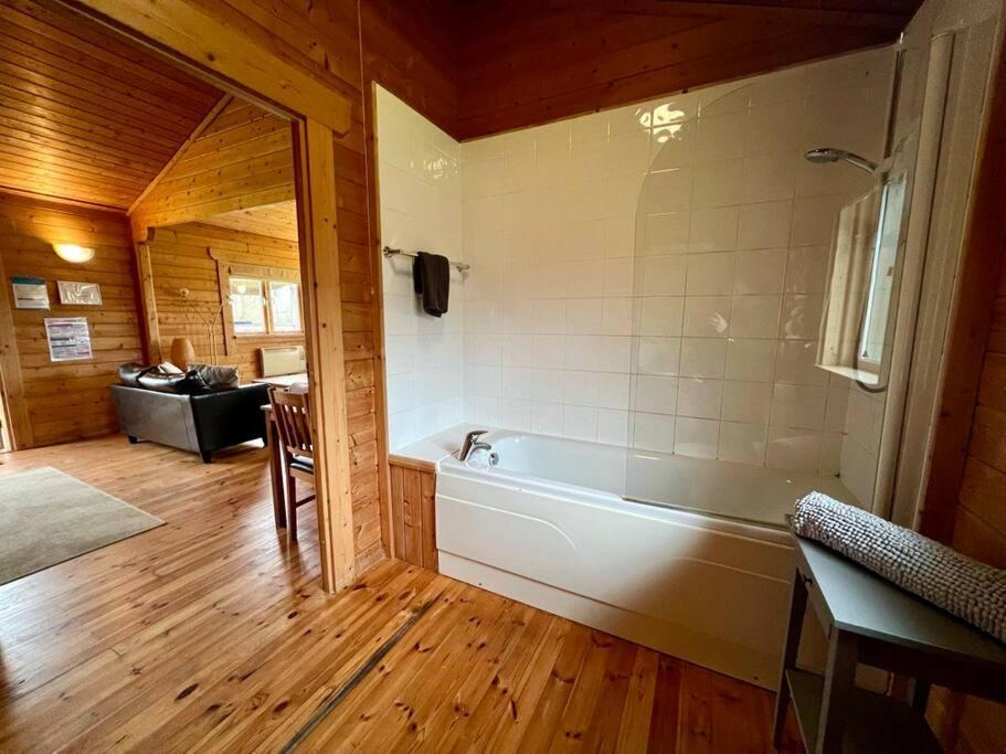 Lilly Lodge, Lake Pochard South Cerney Ngoại thất bức ảnh