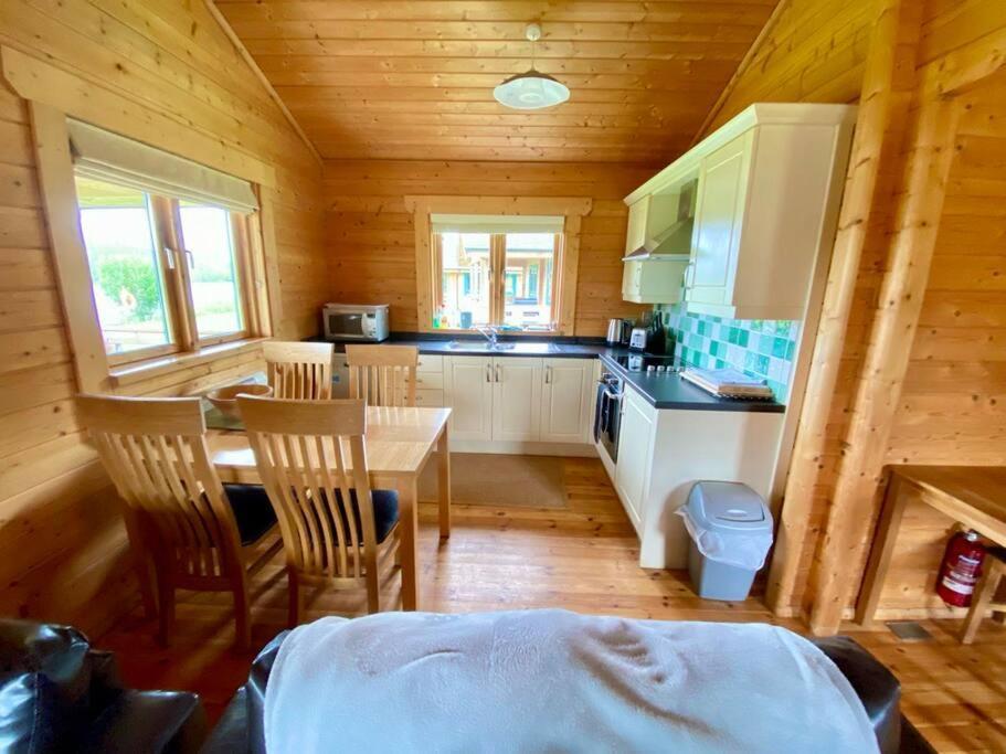 Lilly Lodge, Lake Pochard South Cerney Ngoại thất bức ảnh